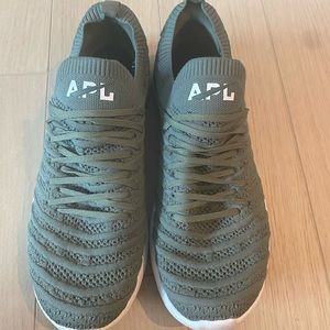APL tech loom size 10. Lightly worn for walking